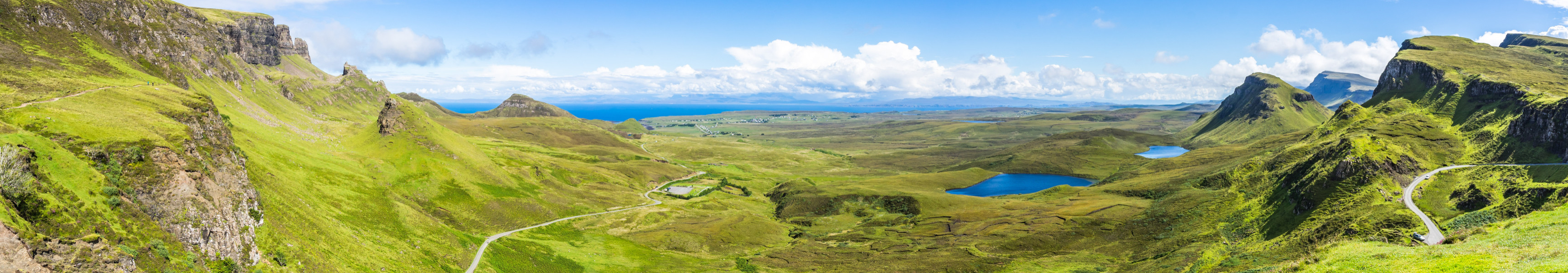 Weites Panorama von Quiraing, einer der berühmtesten Landschaften der Isle of Skye, Schottland, Großbritannien