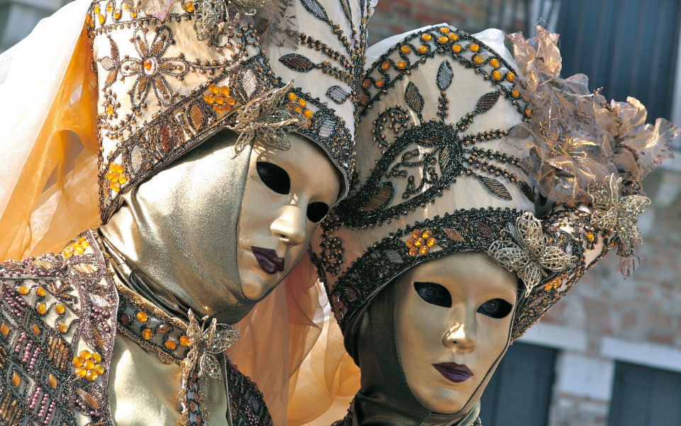 traditionelle-karnevalskostueme-im-italienurlaub-in-venedig