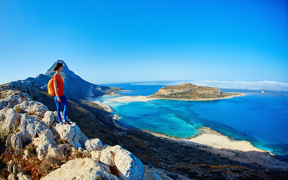 Frau auf einem Berg in Kreta