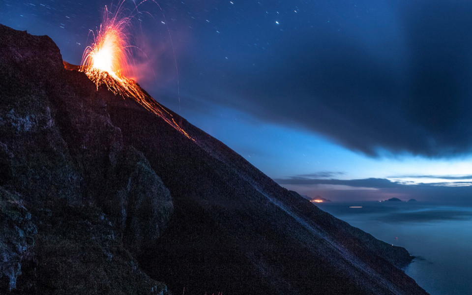 Ausbruch des Vulkans Stromboli in Sizilien