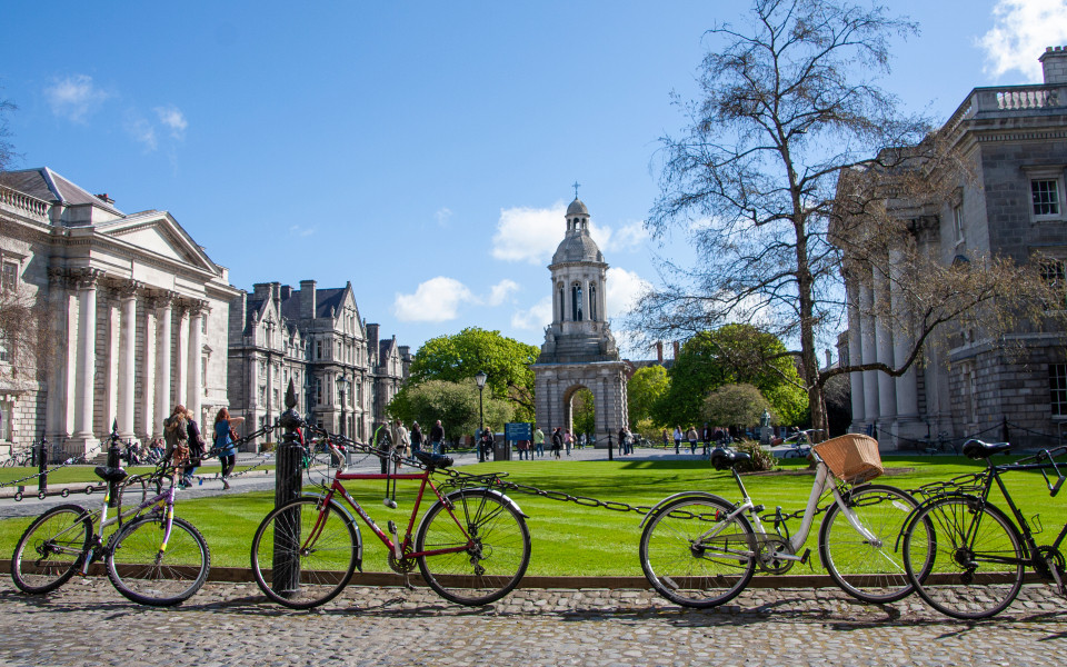 Trinity College in Dublin mit Fahrrädern im Frühling 