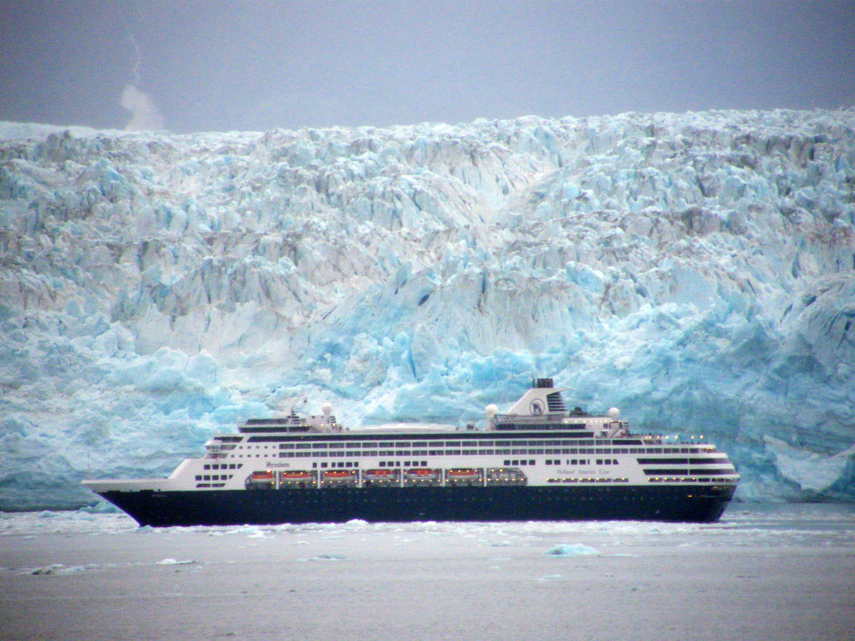 original_Alaska-Kreuzfahrt-Schiff-vor-Hubbard-Gletscher-MOCEAN